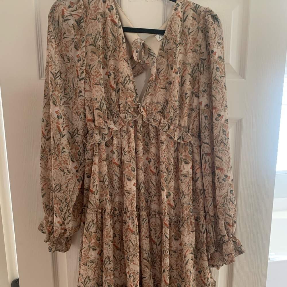 Gorgeous flower dress with open back, ruffles, and flowy fit